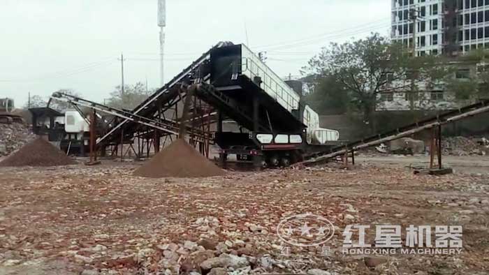 車載流動(dòng)磕石子機(jī)破碎現(xiàn)場